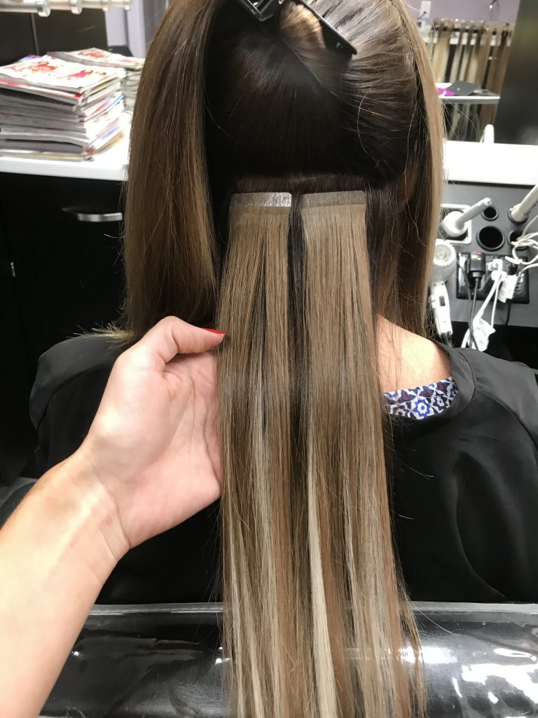 Extensiones de cabello con cinta adhesiva