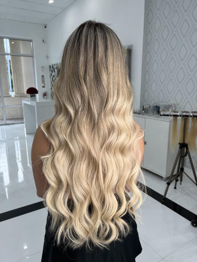 Aplicación de tinte en extensiones de cabello largo