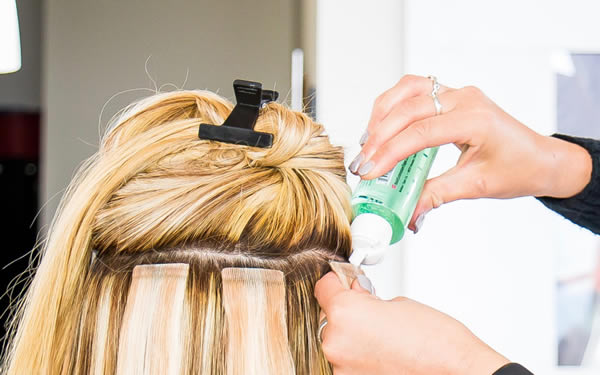 Extensiones de cabello adhesivas: todo lo que que saber